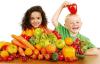 Viel gesünder als Süßigkeiten und sehr schmackhaft: frisches Obst und Gemüse
